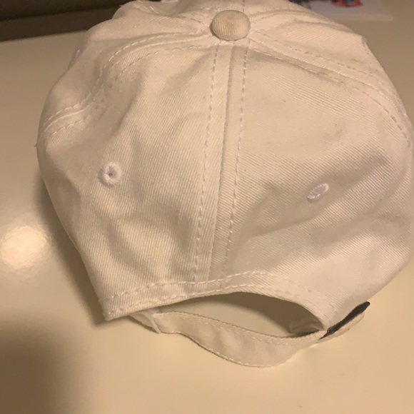 White hat - Picture 2 of 3
